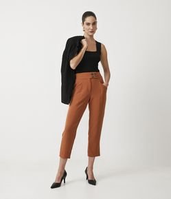 Calça Cenoura com Transpasse no Cós e Botões