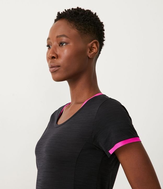 Remera Deportiva en Poliamida con Detalles Contrastantes Negro 4