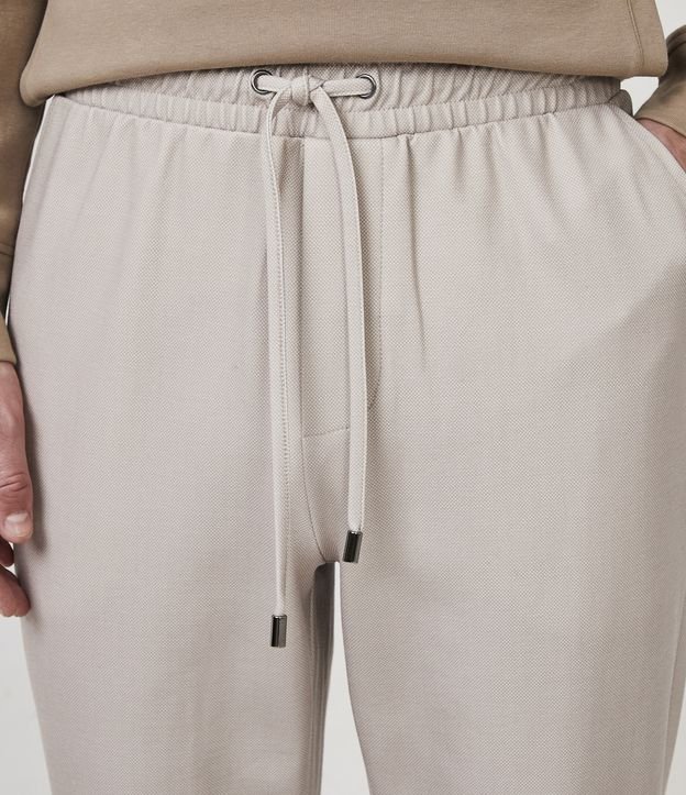Pantalón Slim en Soft Touch con Textura y Barra Plegada Beige 4