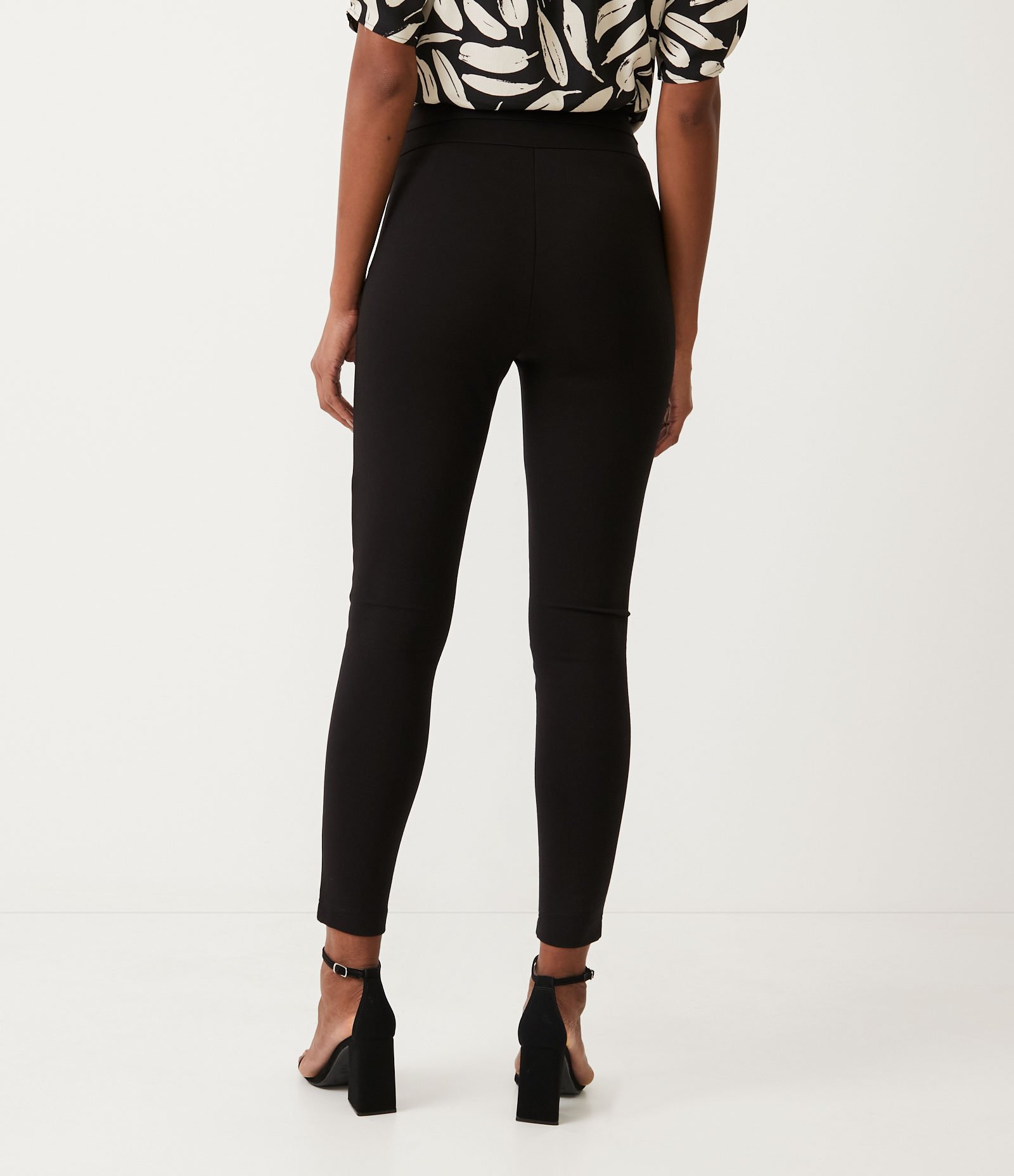 Calça Legging em Ponto Roma com Frente Diferenciada Preto 3