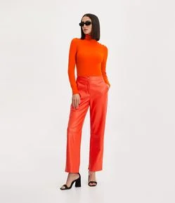 Calça Reta em Material Sintético com Botão Diferenciado