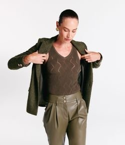 Blusa em Tricô com Decote V e Ponto Aberto