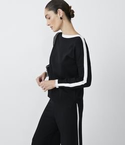 Blusa em Tricô com Gola Canoa e Detalhe Contrastante