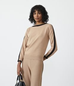 Blusa em Tricô com Gola Canoa e Detalhe Contrastante