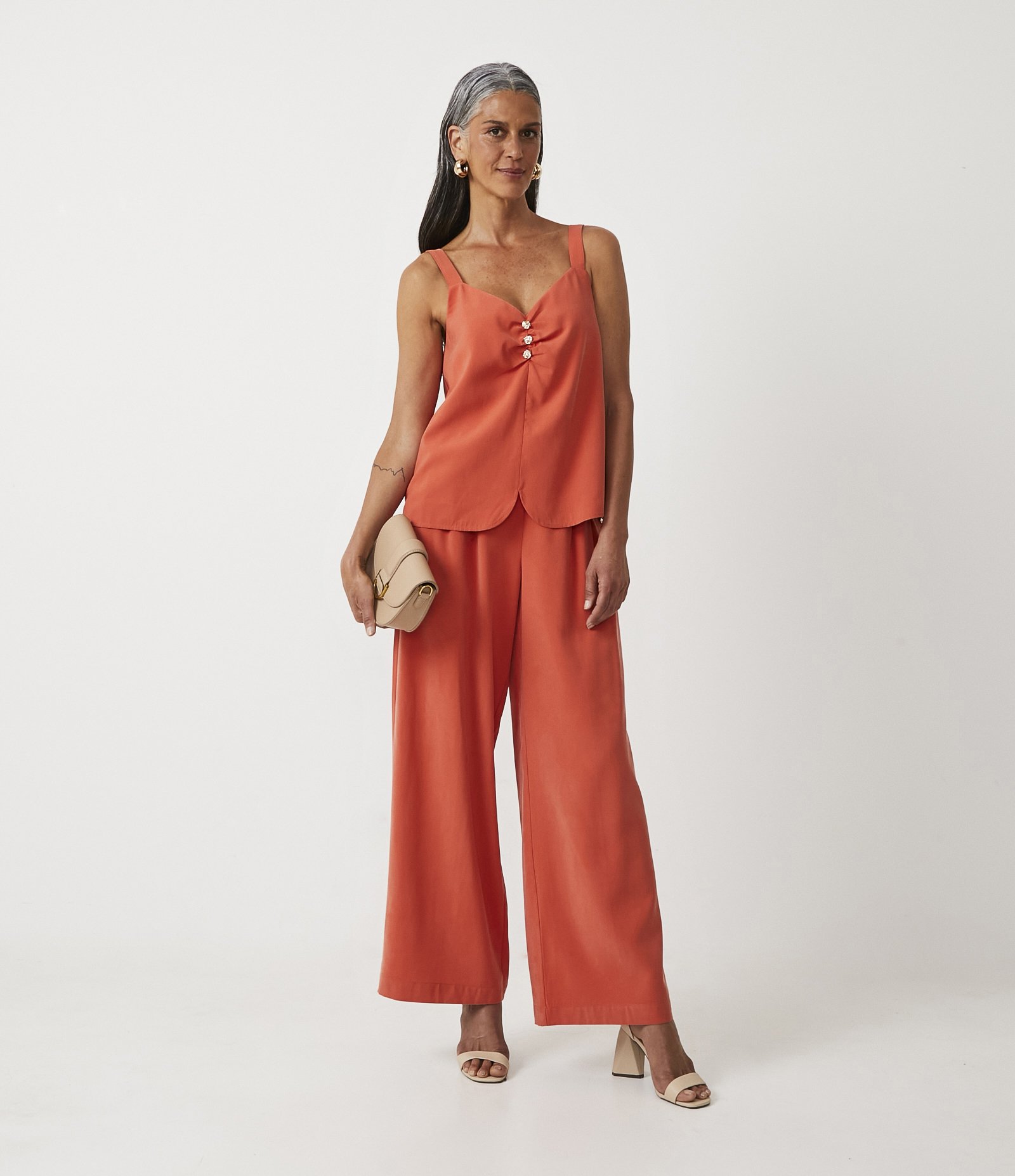 Blusa Sem Manga com Abotoamento e Detalhe Arredondado na Barra Laranja 2