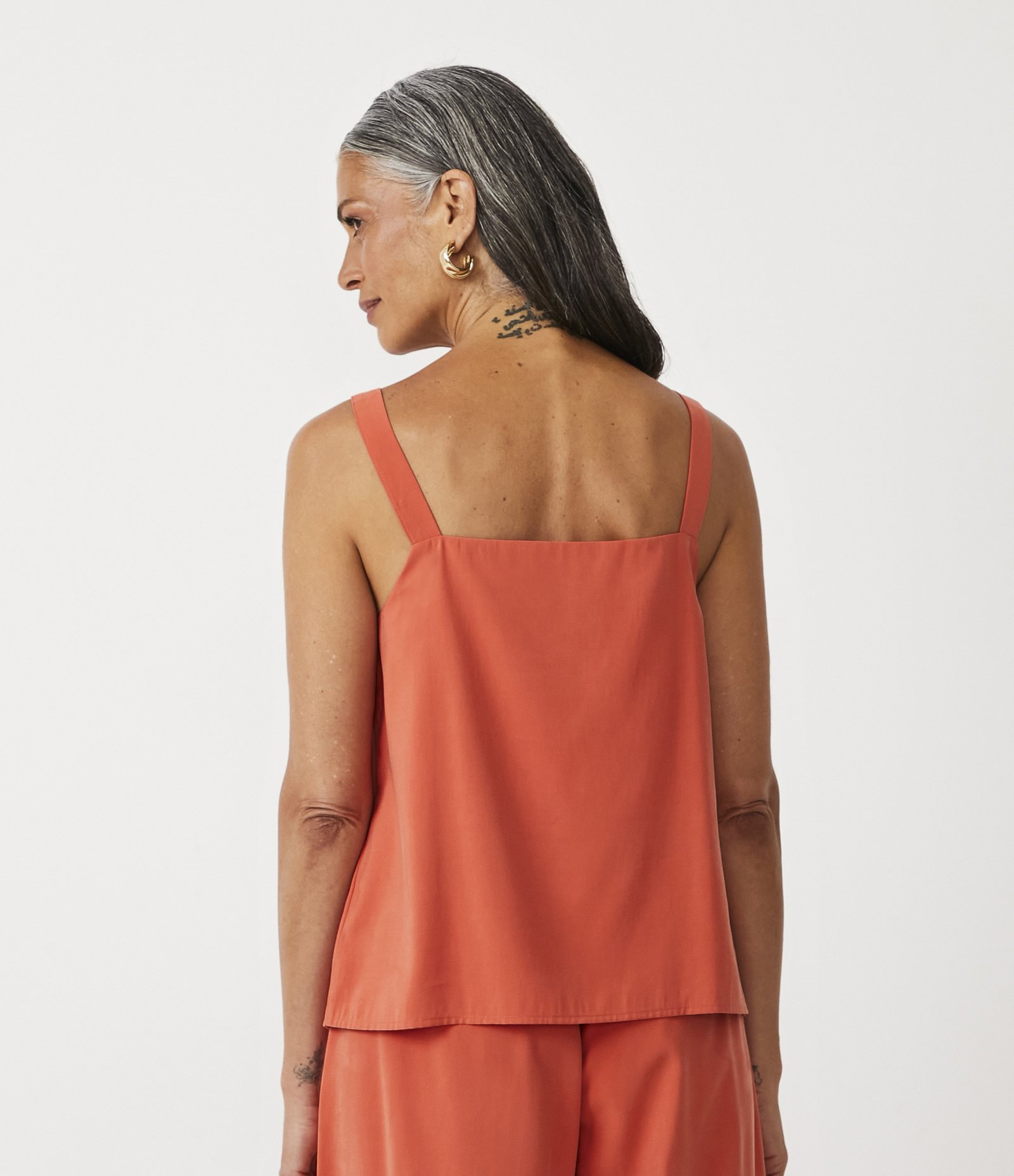 Blusa Sem Manga com Abotoamento e Detalhe Arredondado na Barra Laranja 3