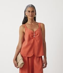 Blusa Sem Manga com Abotoamento e Detalhe Arredondado na Barra