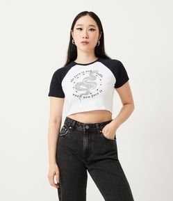 Blusa Cropped em Cotton com Manga Curta Raglan e Estampa de Serpente