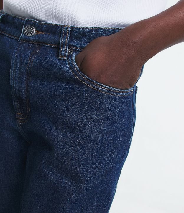 Calça Reta Jeans com Bolsos e Barra Dobrada Azul Médio 4