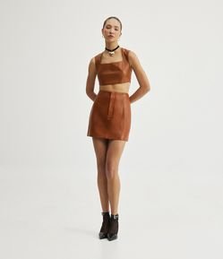 Saia Curta em Material Sintético com Recortes