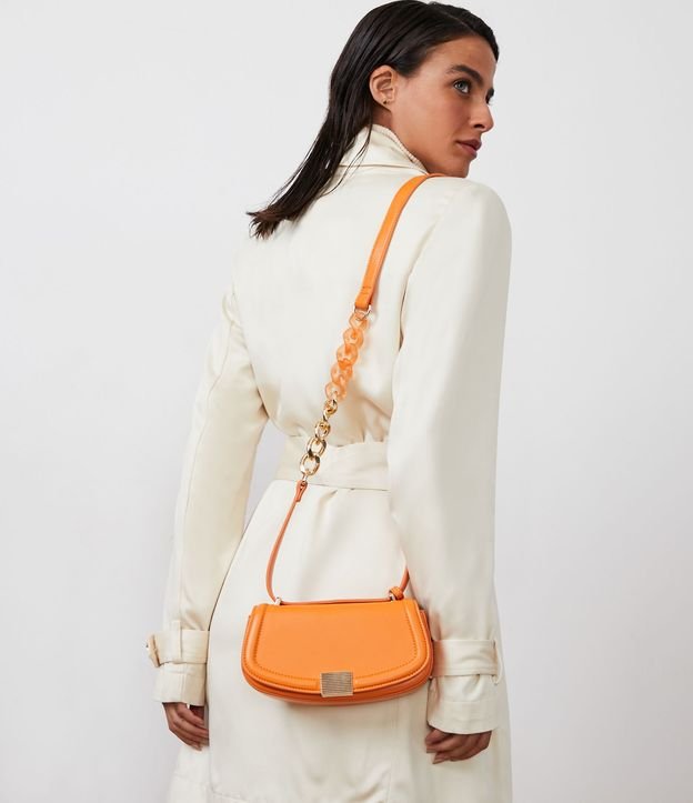 Bolsa Pequena com Alça Regulável e Detalhe em Corrente