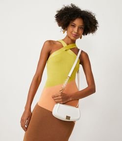 Bolsa Pequena com Alça Regulável e Detalhe em Corrente