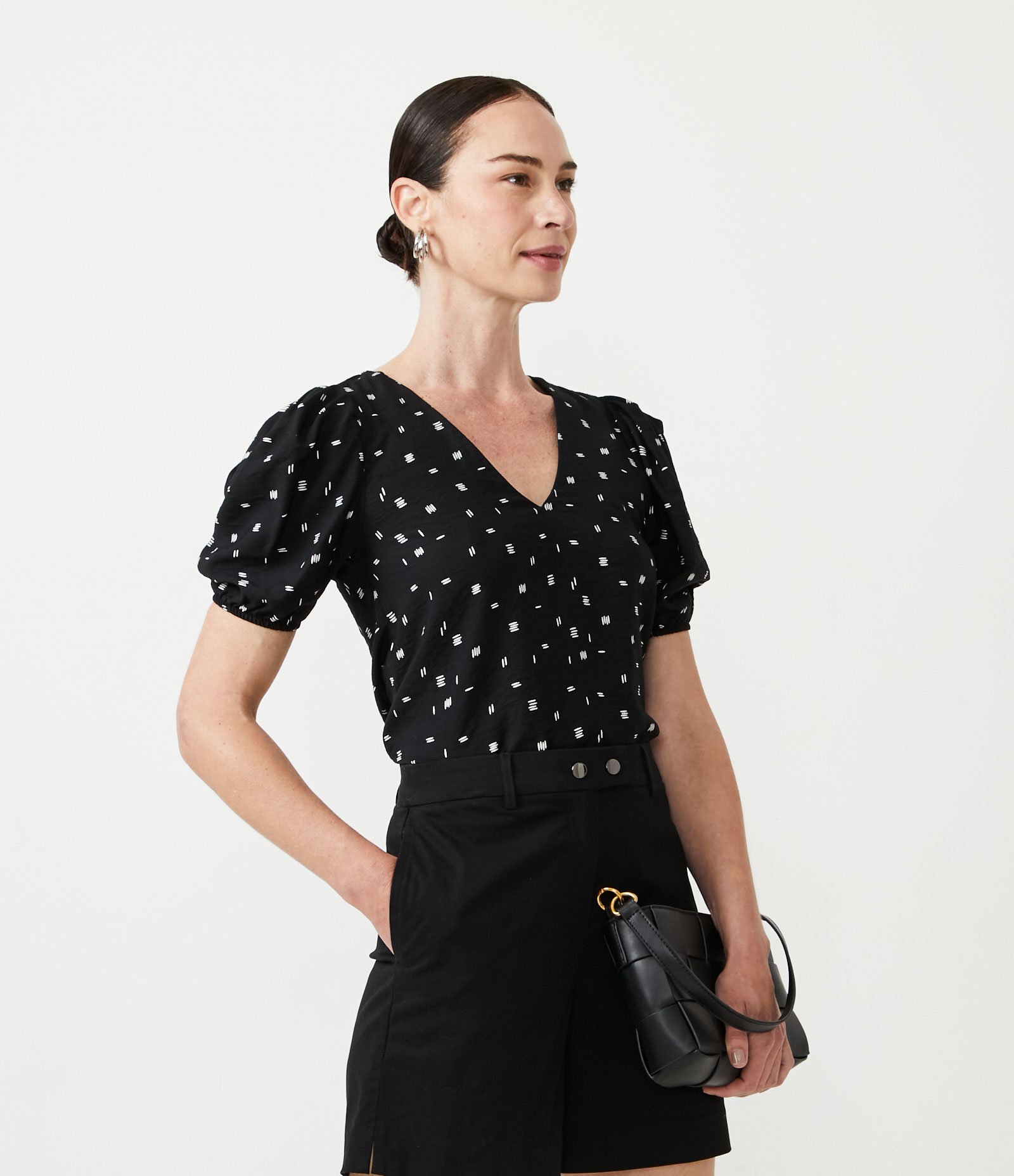 Blusa em Viscose com Manga Bufante e Estampa em Traços Preto 1