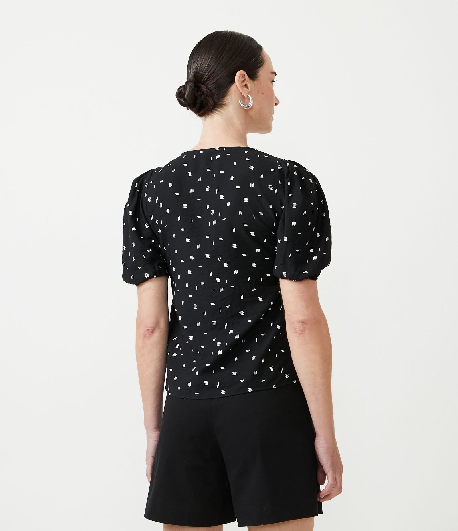 Blusa em Viscose com Manga Bufante e Estampa em Traços Preto 3