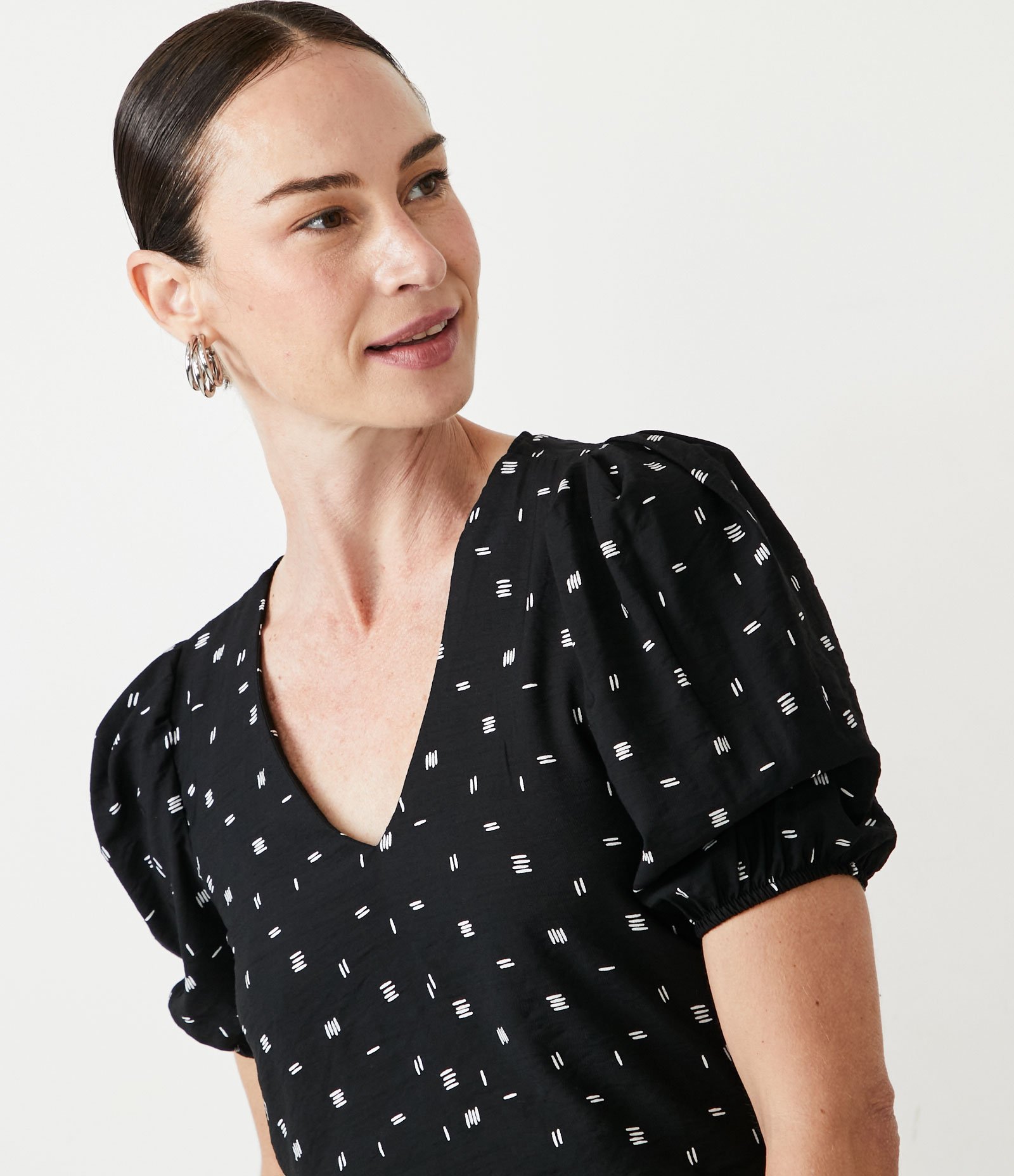 Blusa em Viscose com Manga Bufante e Estampa em Traços Preto 4