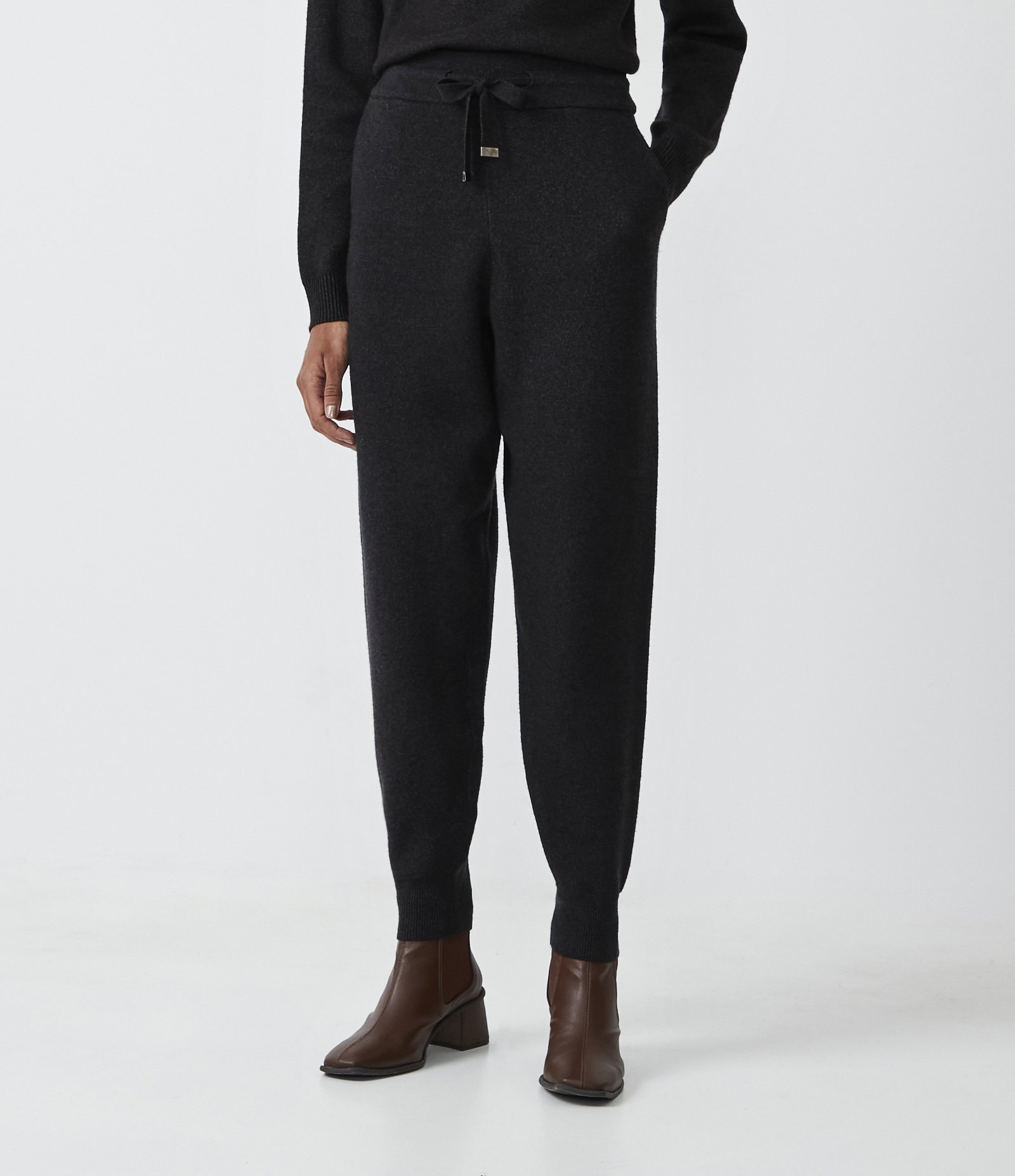 Calça Jogger em Tricô com Amarração no Cós Cinza Chumbo 1