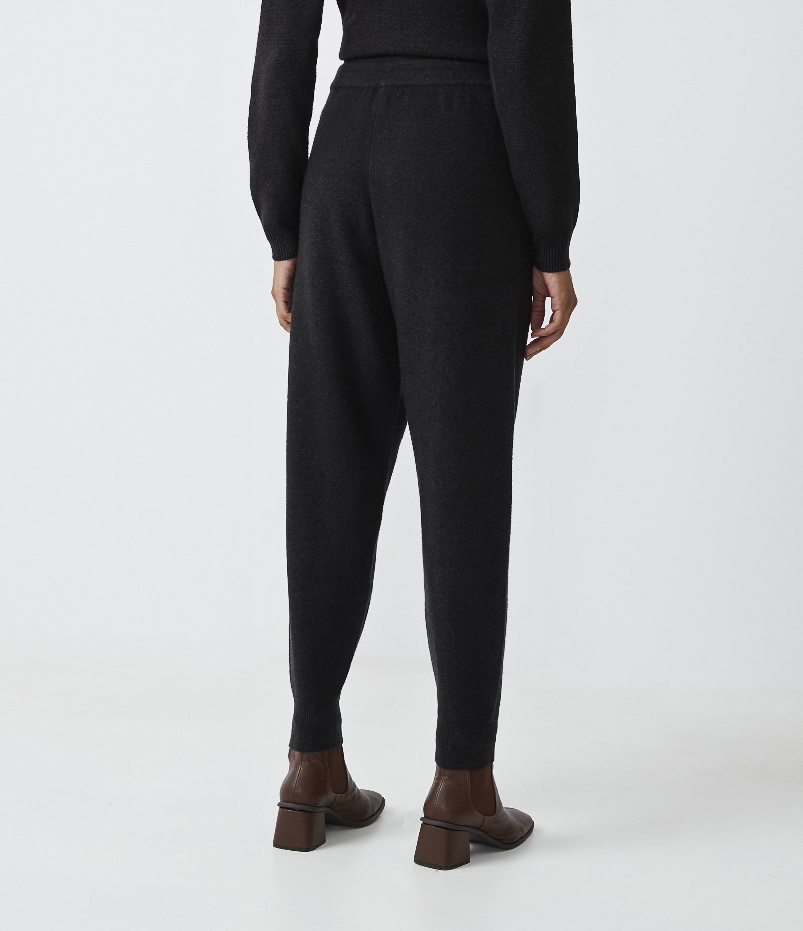 Calça Jogger em Tricô com Amarração no Cós Cinza Chumbo 2