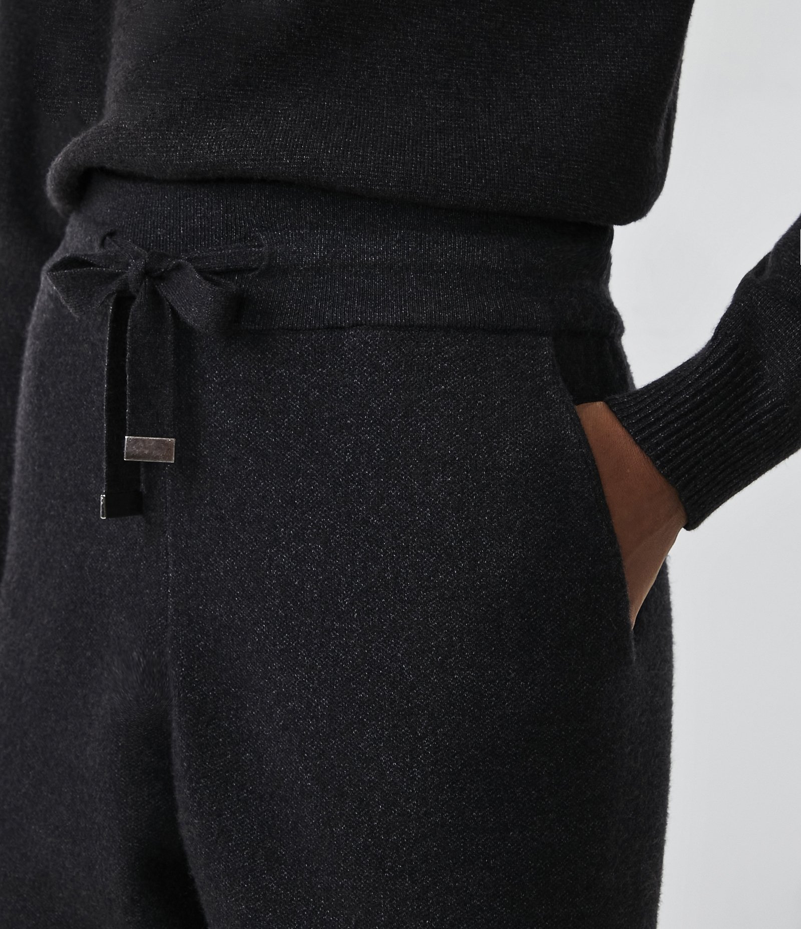 Calça Jogger em Tricô com Amarração no Cós Cinza Chumbo 3