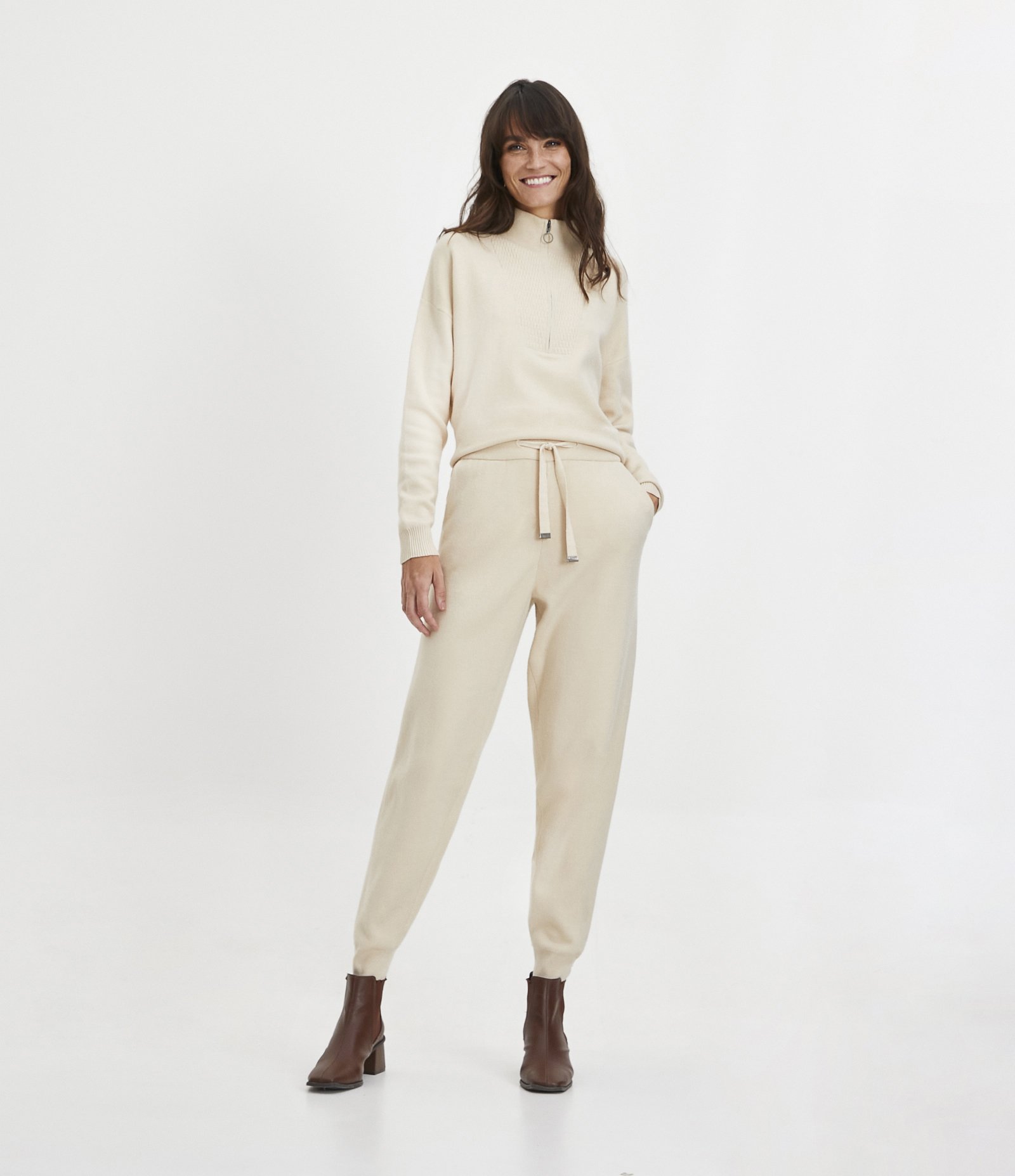Calça Jogger em Tricô com Amarração no Cós Bege 1