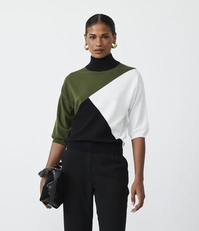 Blusa em Tricô com Golinha Alta e Estampa Bloco de Cores Menor preço em Blusa em Tricô com Golinha Alta e Estampa Bloco de Cores