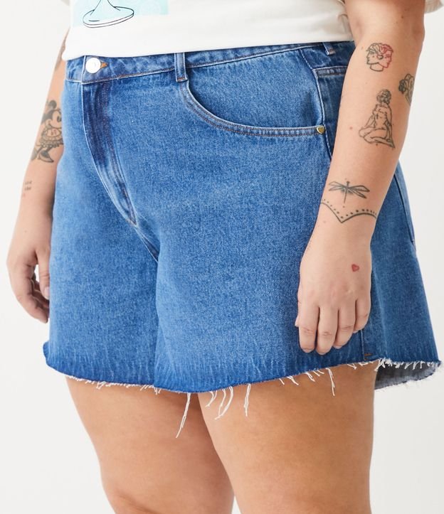 Short Evasê em Jeans com Barra Desfeita Curve & Plus Size Azul 2