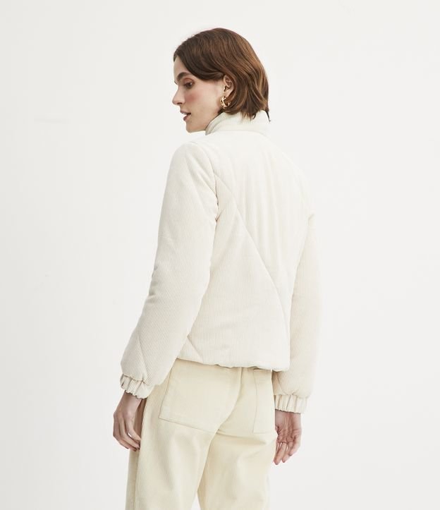 Campera Puffer en Terciopelo con Cuello Alto Beige 3