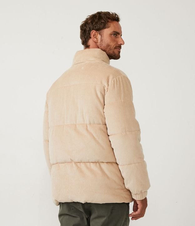Campera Puffer en Terciopelo con Textura Pana y Gajos Marrón 3