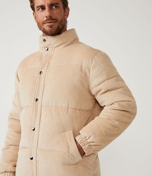 Campera Puffer en Terciopelo con Textura Pana y Gajos Marrón 5