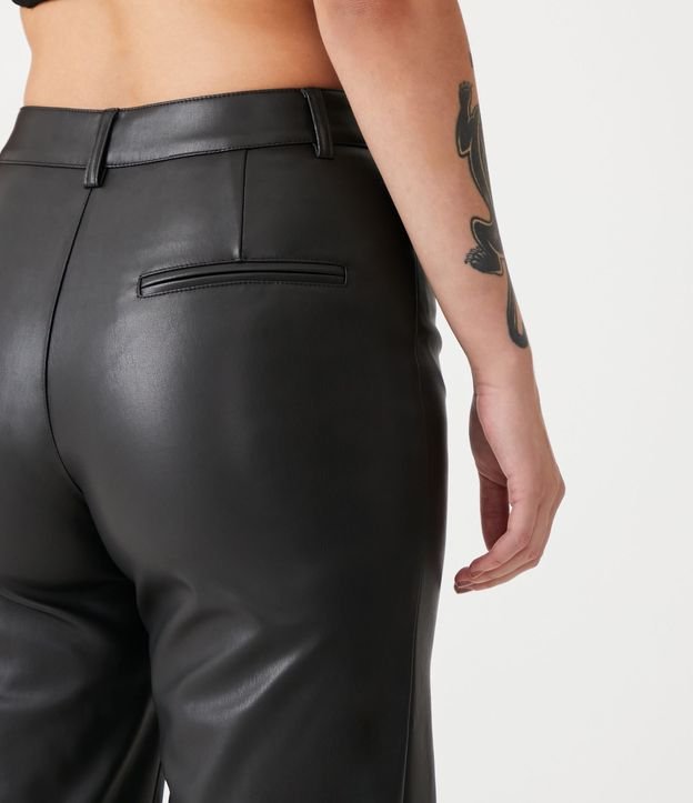 Pantalón Recto en Material Sintético con Bolsillos Traseros Negro 6