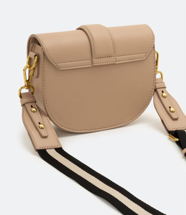 Bolso Transversal Saddle con Correa de Grosgrain y Hebilla Metálica Beige 4