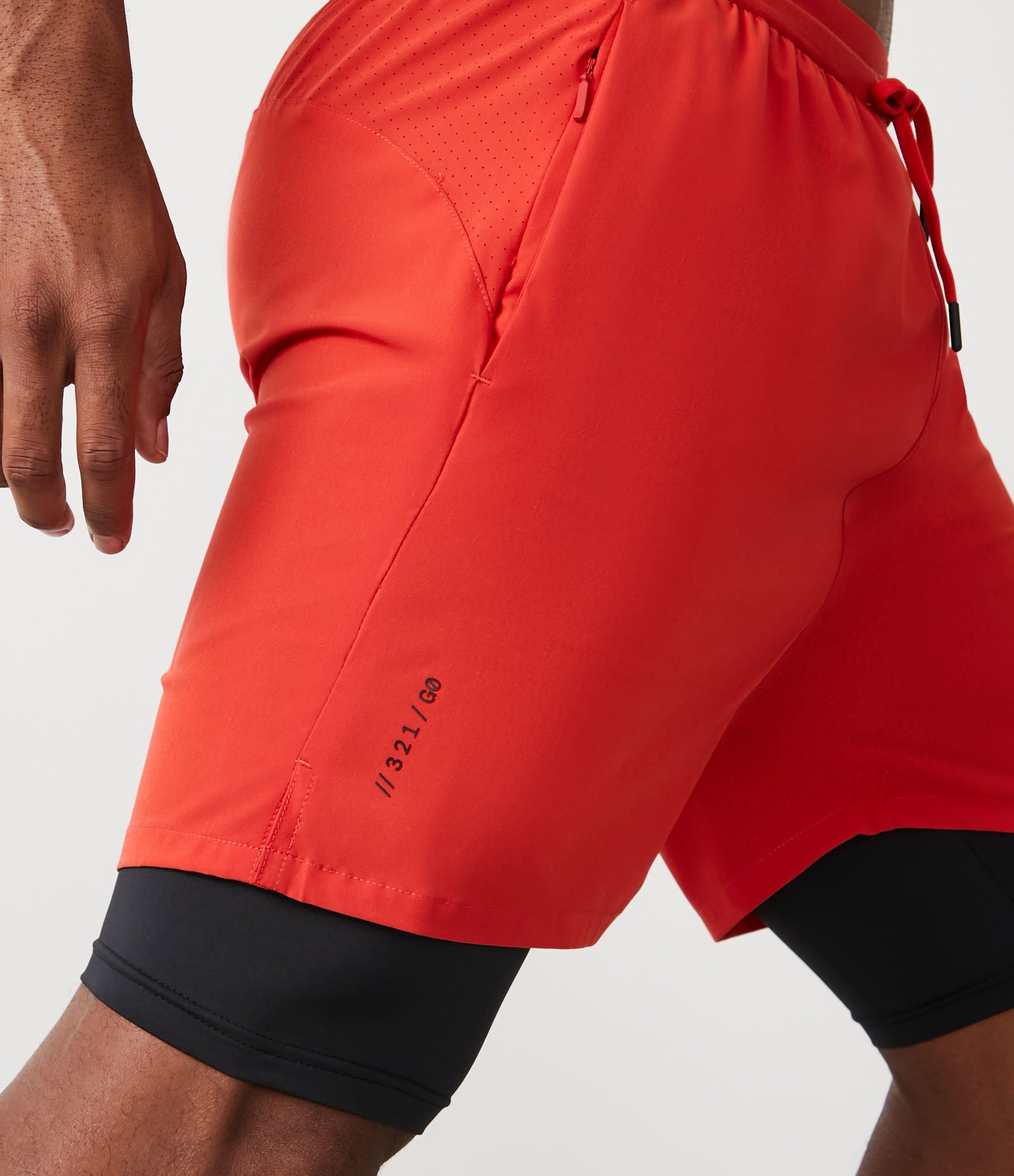 Bermuda Esportiva com Short de Compressão e Recorte Texturizado Vermelho 4