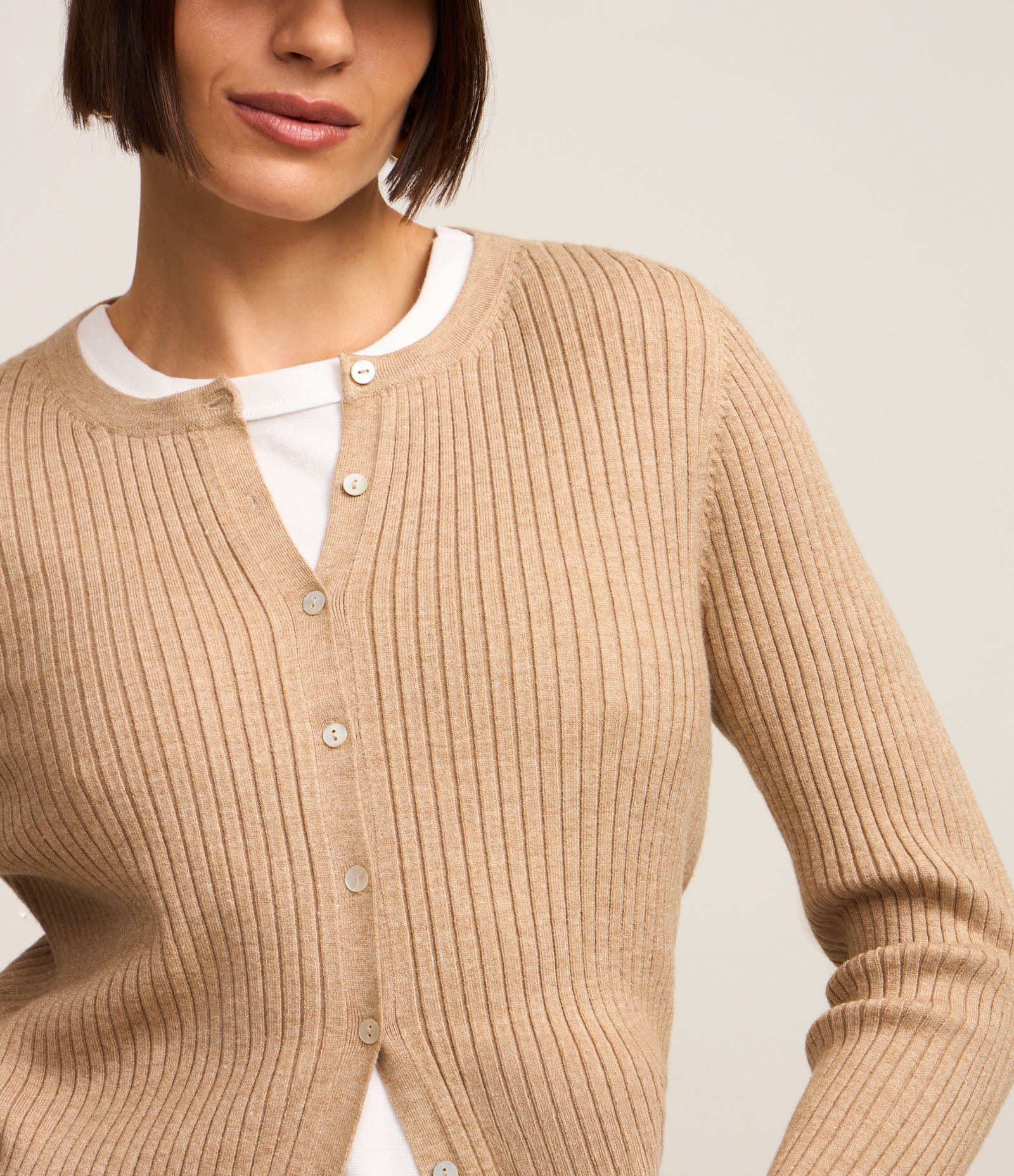 Cardigan Curto em Tricô com Textura Canelada Bege 4