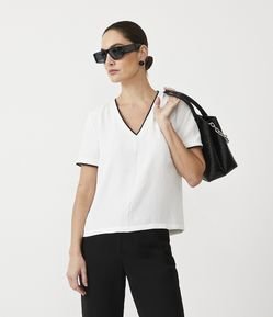 Blusa Texturizada com Decote V e Detalhes Pespontados