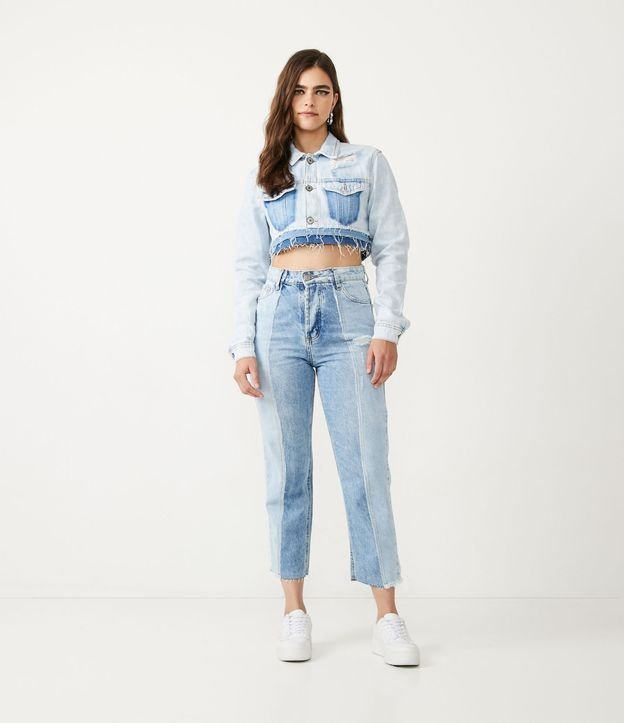 Jaqueta Cropped Jeans com Bolsos Falsos e Barra Dupla Desfeita Azul 2