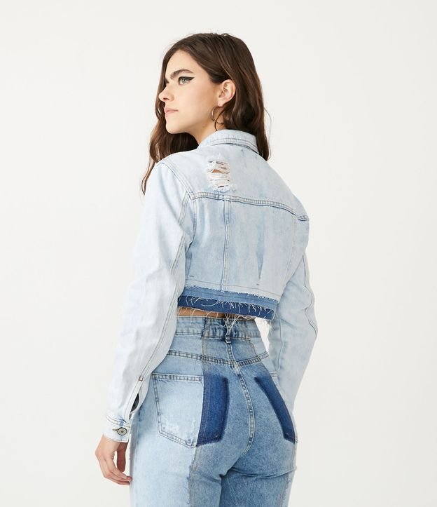 Jaqueta Cropped Jeans com Bolsos Falsos e Barra Dupla Desfeita Azul 3