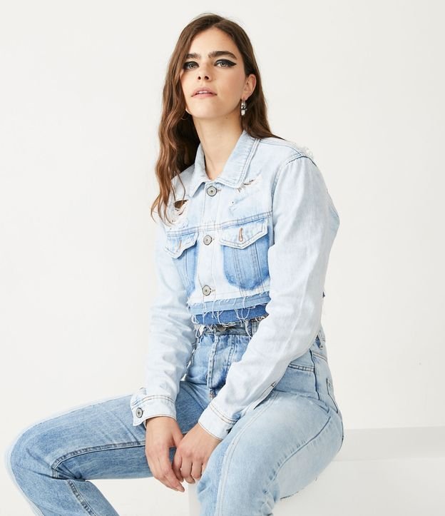 Jaqueta Cropped Jeans com Bolsos Falsos e Barra Dupla Desfeita Azul 5