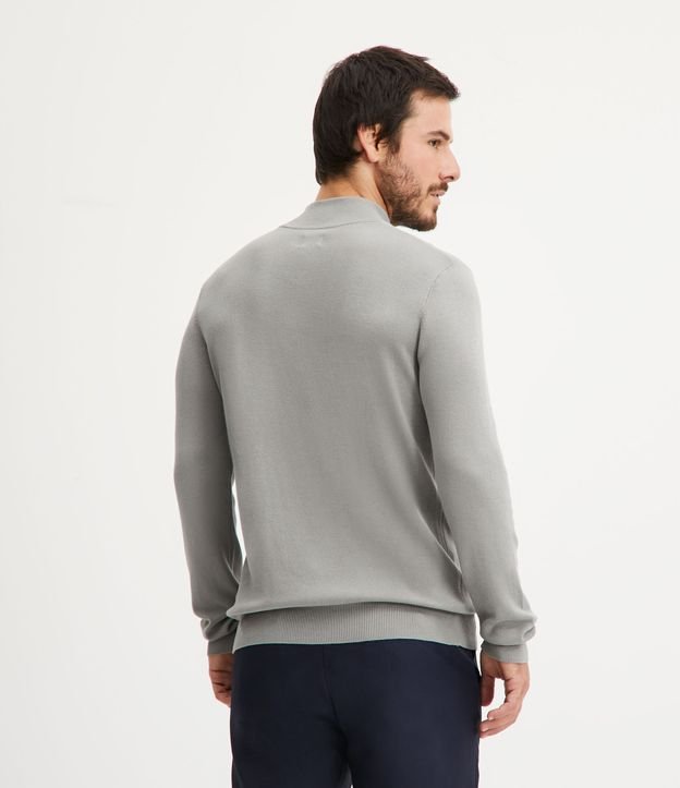 Suéter Comfort en Viscosa Texturizada con Cuello Alto y Cierre Gris 3