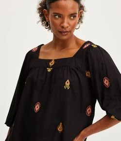 Blusa Bata em Viscose com Manga 3/4 e Bordados de Mini Ícones Étnicos