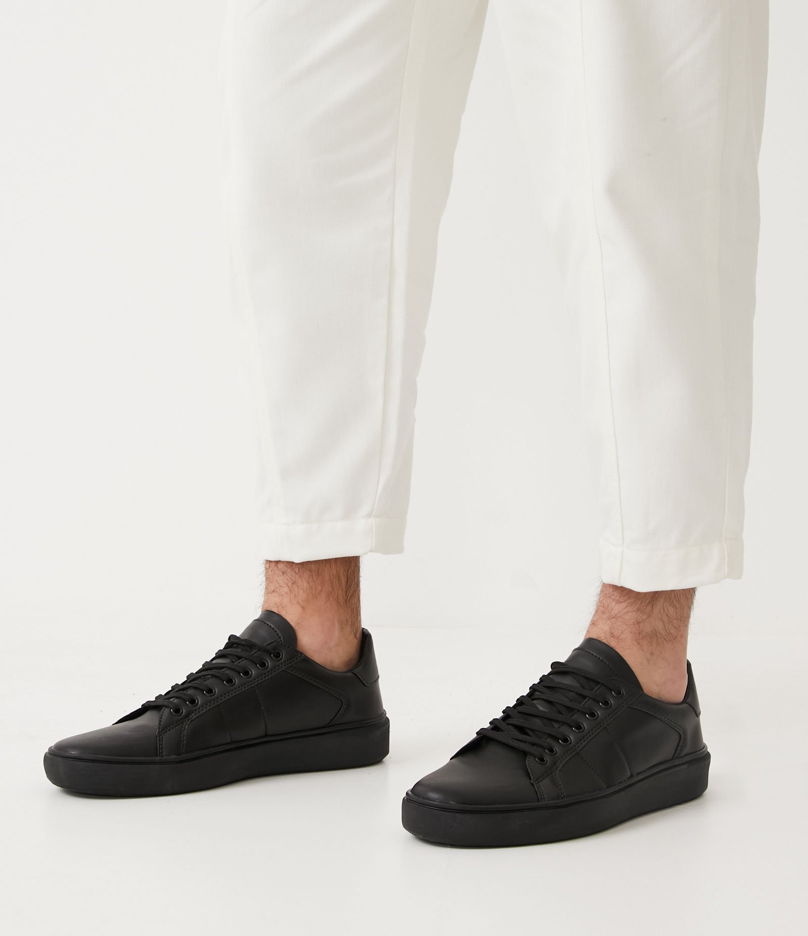 Tênis Cano Baixo com Recortes e Detalhes Contrastantes Preto 5