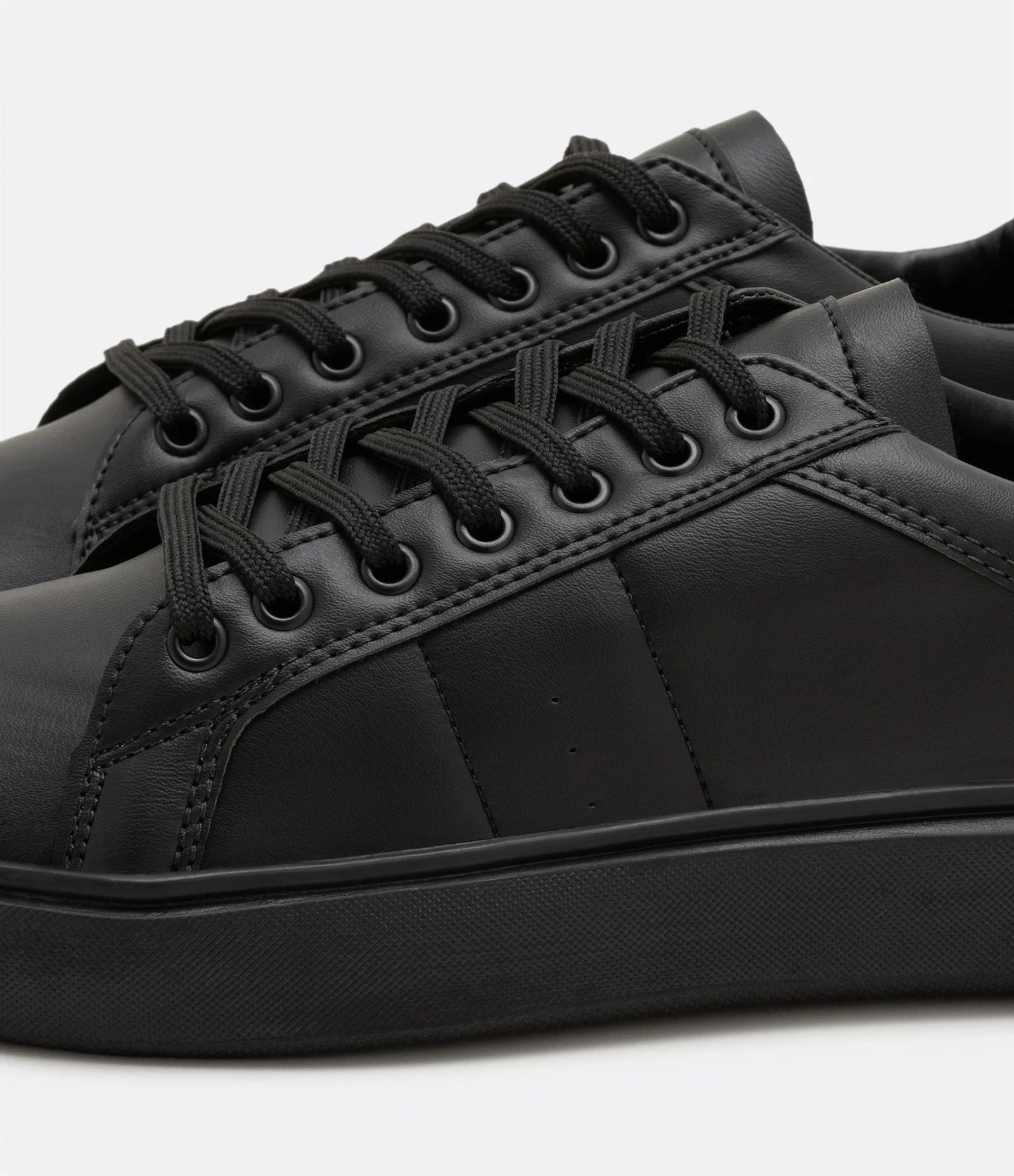 Tênis Cano Baixo com Recortes e Detalhes Contrastantes Preto 2