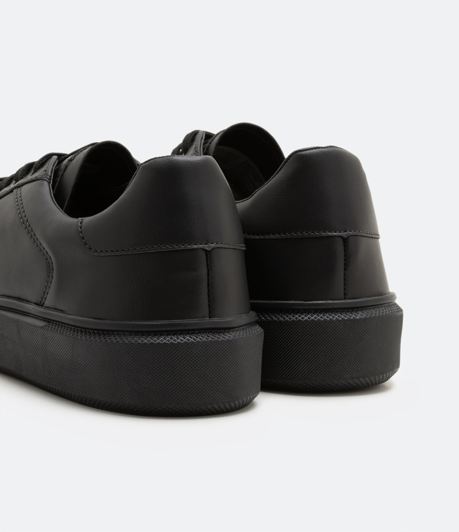 Tênis Cano Baixo com Recortes e Detalhes Contrastantes Preto 3