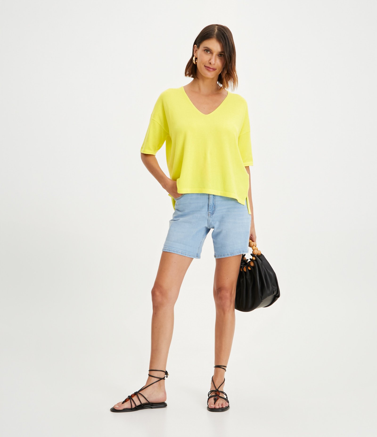 Blusa Ampla em Tricô com Decote V e Barra Mullet Amarelo 2