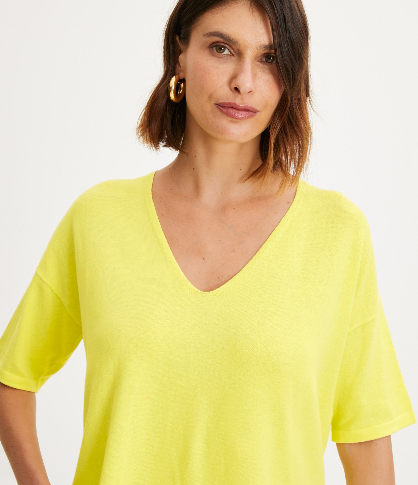 Blusa Ampla em Tricô com Decote V e Barra Mullet Amarelo 4