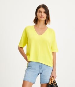 Blusa Ampla em Tricô com Decote V e Barra Mullet