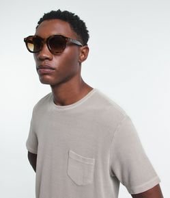 Camiseta Comfort em Algodão Texturizado com Bolso Frontal