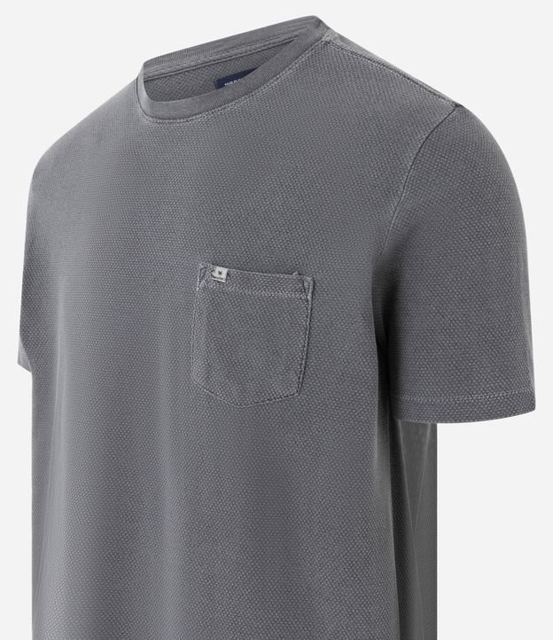 Camiseta Comfort em Algodão Texturizado com Bolso Frontal
