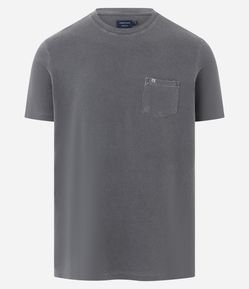 Camiseta Comfort em Algodão Texturizado com Bolso Frontal