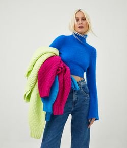 Blusão Cropped em Tricô com Manga Longa com Pelinhos