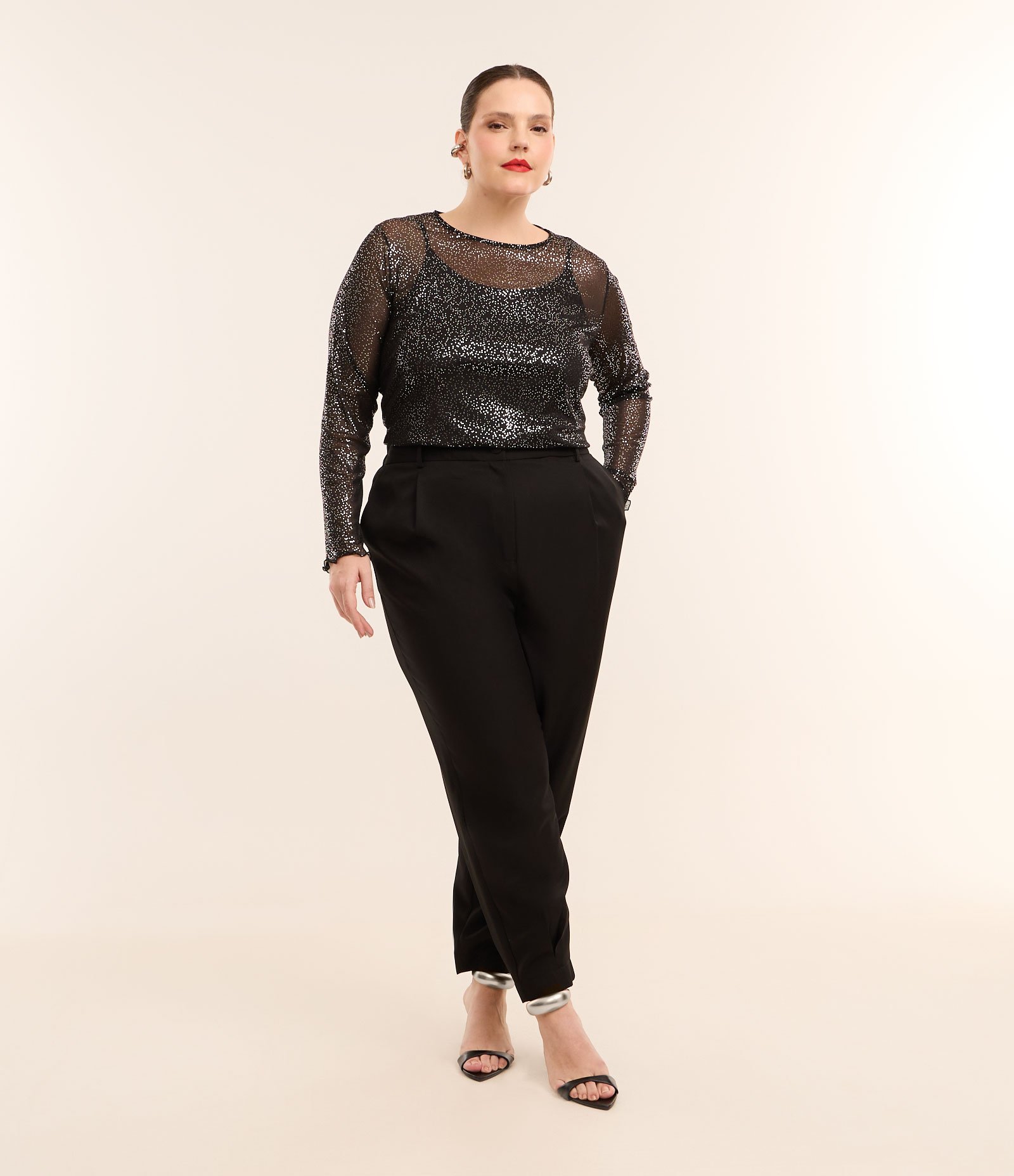Calça Cenoura Alfaiatada com Cintura Alta Curve & Plus Size Preto 1