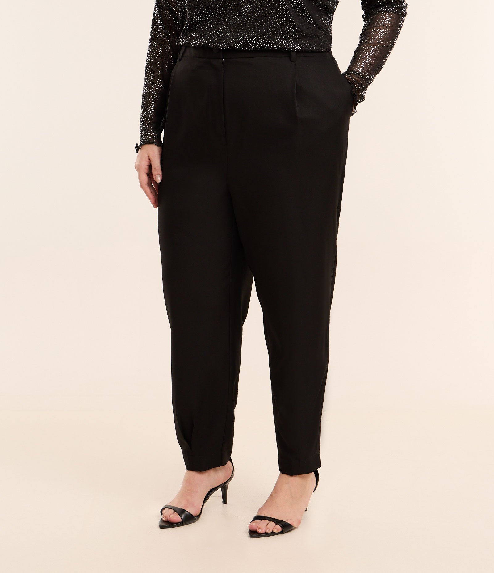 Calça Cenoura Alfaiatada com Cintura Alta Curve & Plus Size Preto 2